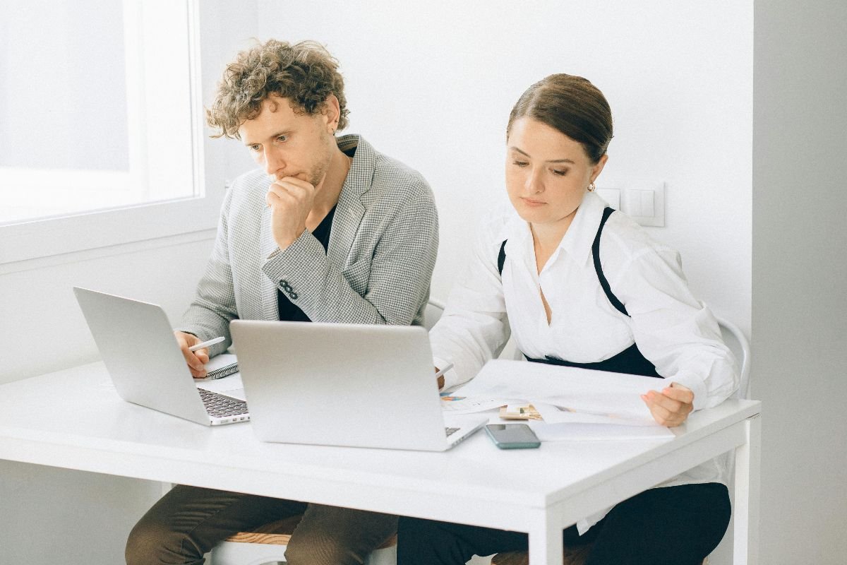Profesionales identificando errores en un proceso de executive search