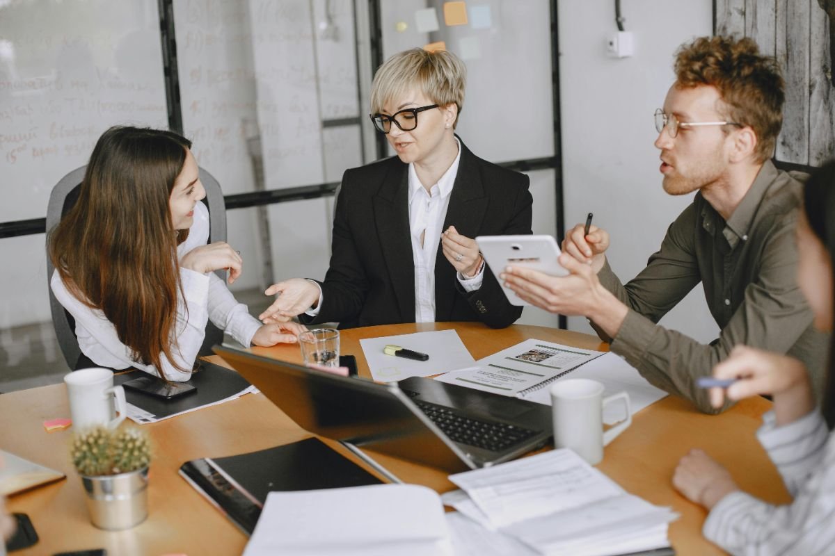 Líderes hablando sobre executive search y reclutamiento