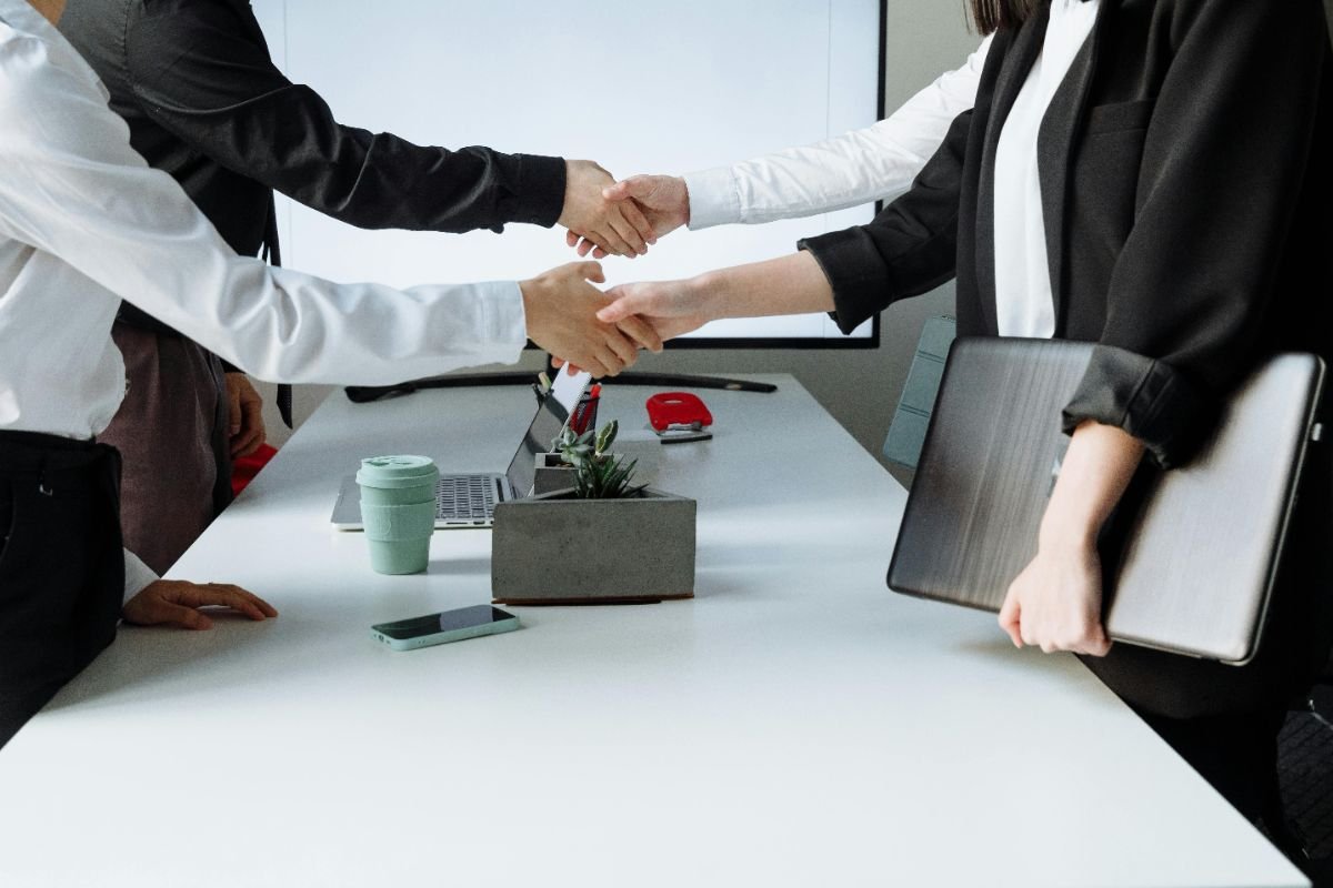 Líderes concretando un plan de sucesión en una empresa