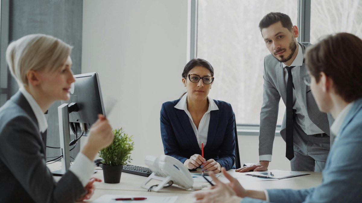 Líderes hablando una la transición de una CEO