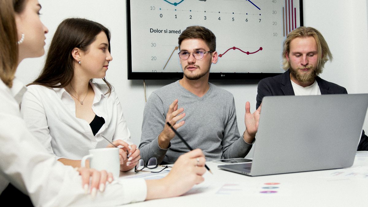 Profesionales hablando del headhunting confidencial